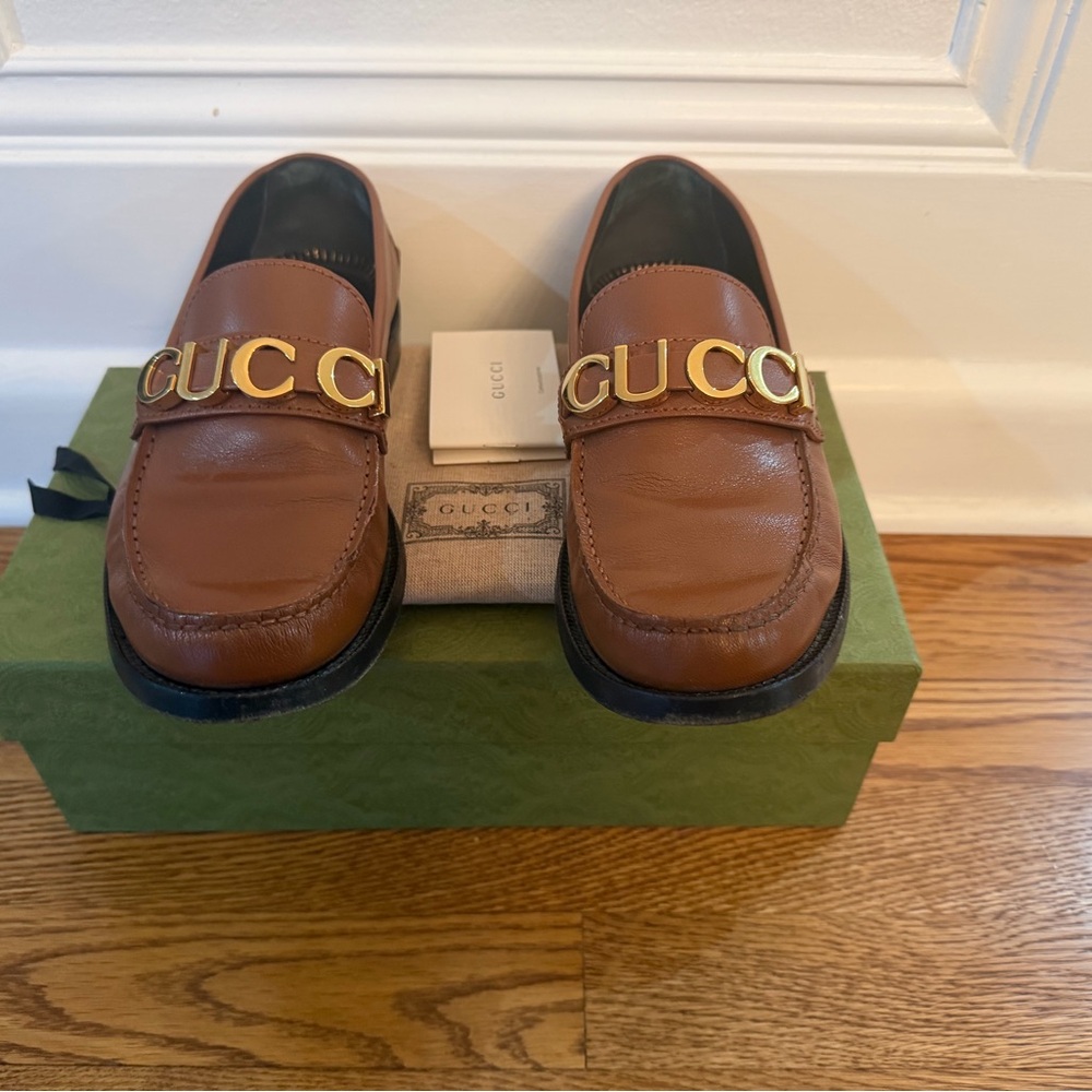 Gucci women’s Cara loafers in papaya brown leather with Gold “GUCCI” accent